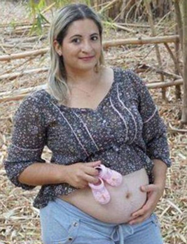 donna strappa feto