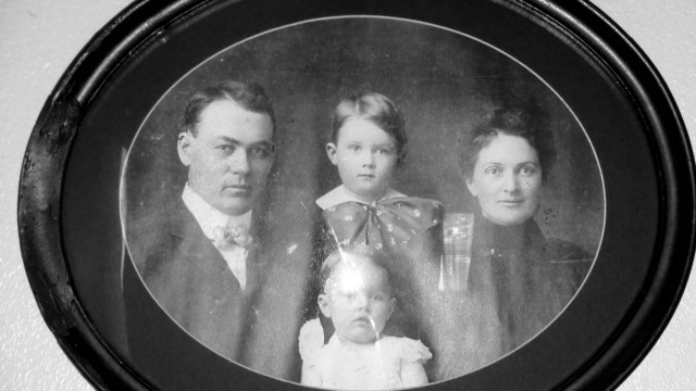 La famiglia Moore con due dei 4 figli