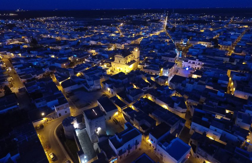 Veduta notturna del centro abitato di Avetrana, in provincia di Taranto