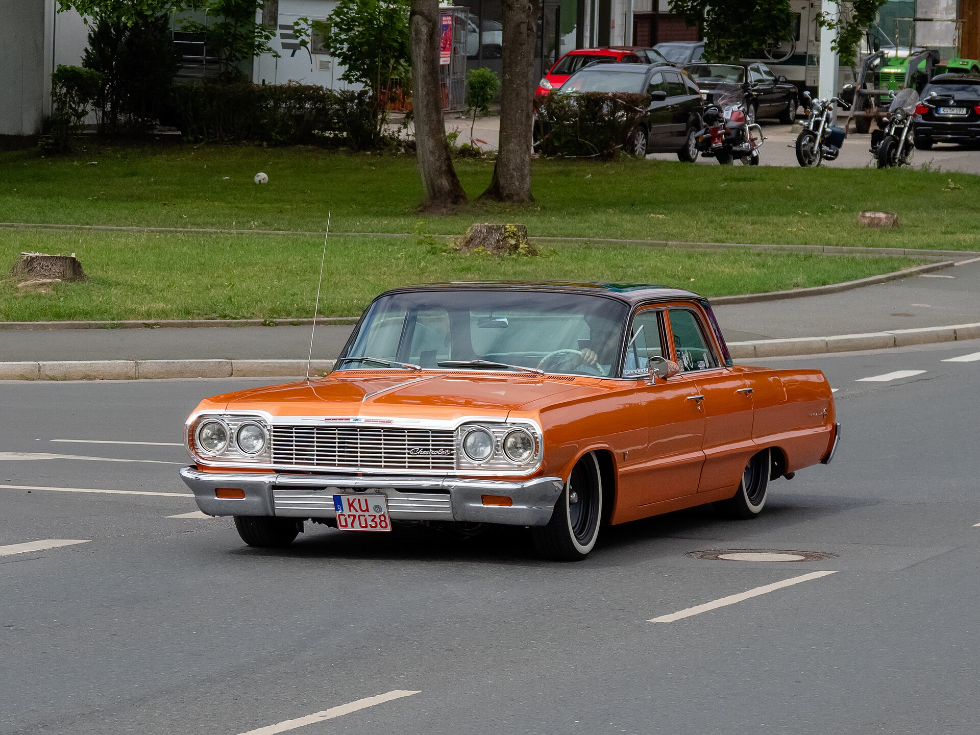 Un Chevrolet Impala de 1964 en una concentración de coches clásicos