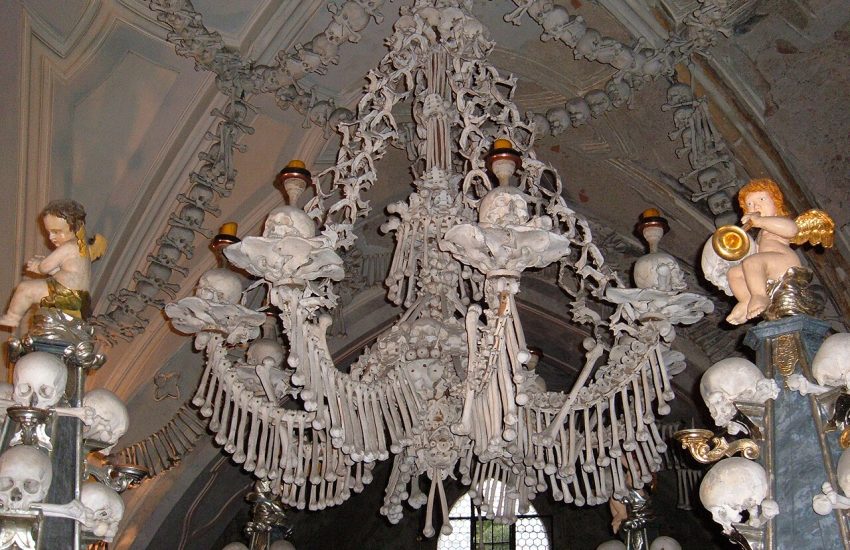 Il lampadario di ossa umane dell'Ossario di Sedlec a Kutná Hora
