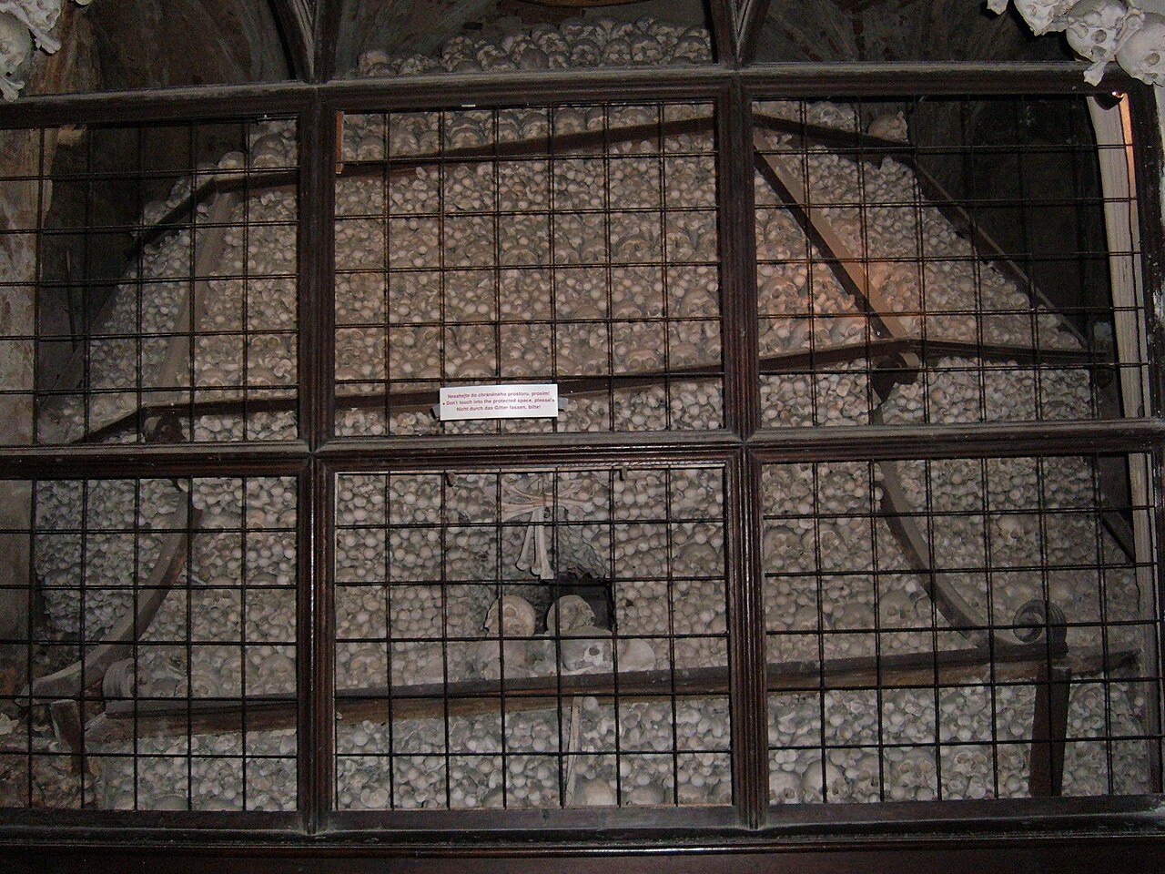 Una delle piramidi di ossa e teschi dell'Ossario di Sedlec