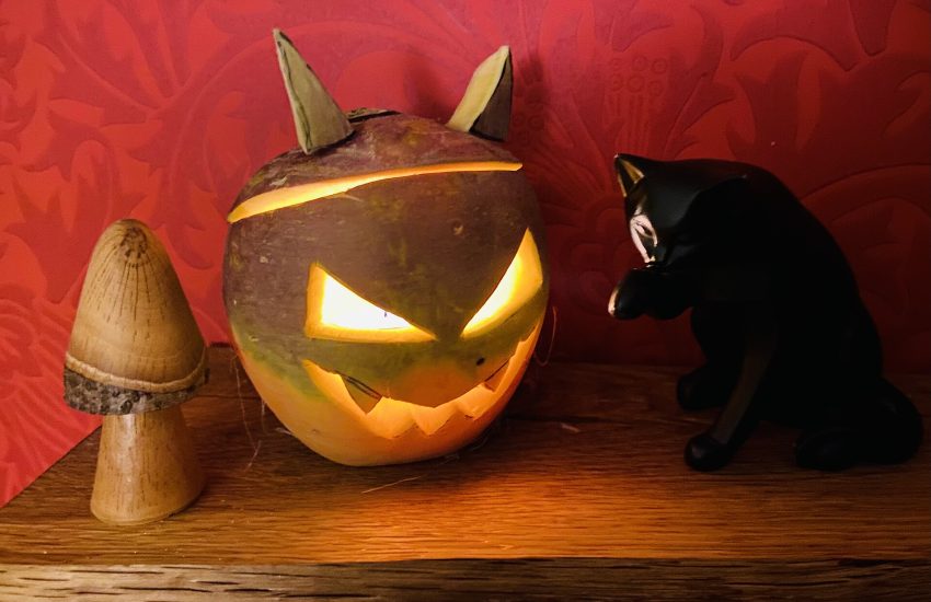 Lanterna di Halloween ricavata da una rapa intagliata con una candela accesa