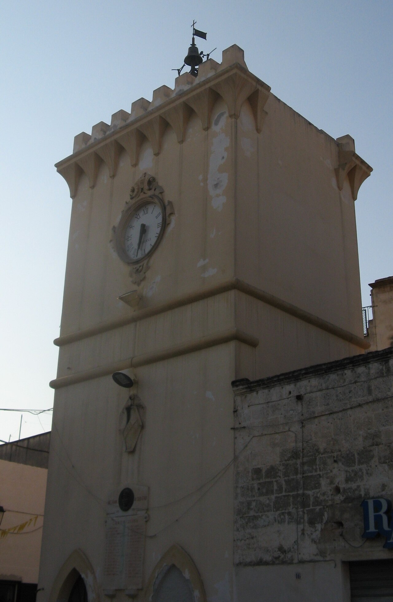 La torre dell'orologio nel centro di Avetrana