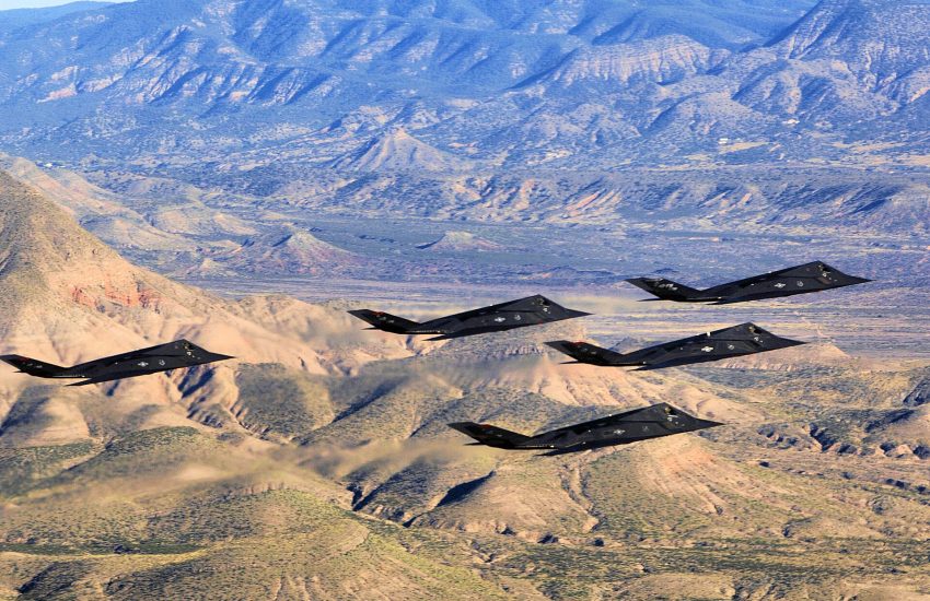 Formazione di aerei stealth F-117 Nighthawk dalla sagoma triangolare in volo sopra il New Mexico